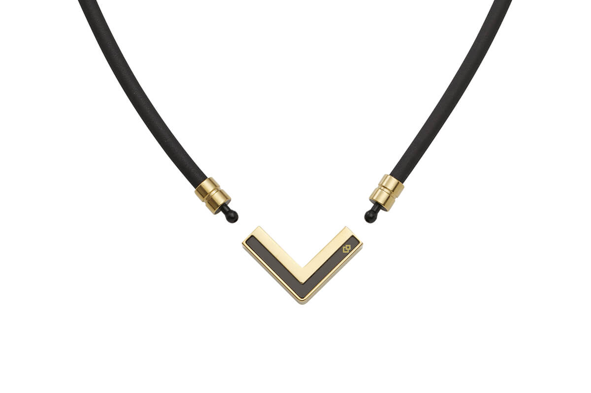 Clasp construction allows removal from both sides